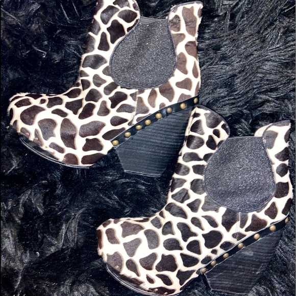 🔥SOLD🔥Rare- Irregular Choice Cow Kiss Print Ankle Boots - Picture 4 of 11
